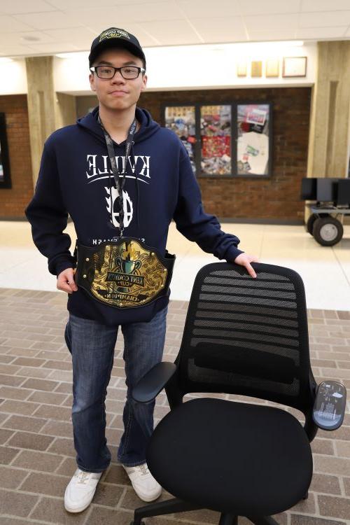 肯尼·阮，电子竞技比赛冠军，拥有冠军腰带和Steelcase游戏椅
